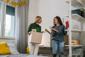 Should College Freshmen Live On or Off Campus?