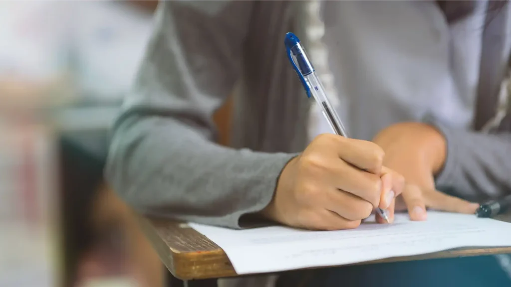 HIR Academic Writing Contest: Làm Thế Nào Để Viết Bài Luận Đạt Huy Chương Vàng? 2 AdobeStock 1984792714