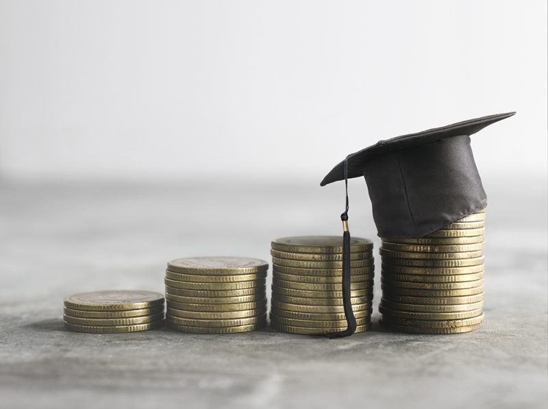 Differences between financial aid and scholarships